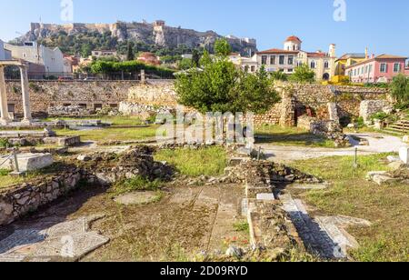 Hadrian`s Bibliothek mit Blick auf die berühmte Akropolis, Athen, Griechenland. Stadtlandschaft mit antiken griechischen Ruinen im Plaka-Viertel im Stadtzentrum von Athen. Dies Stockfoto